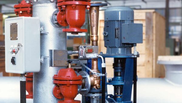 Liquid jet vacuum ejector mounted on base frame