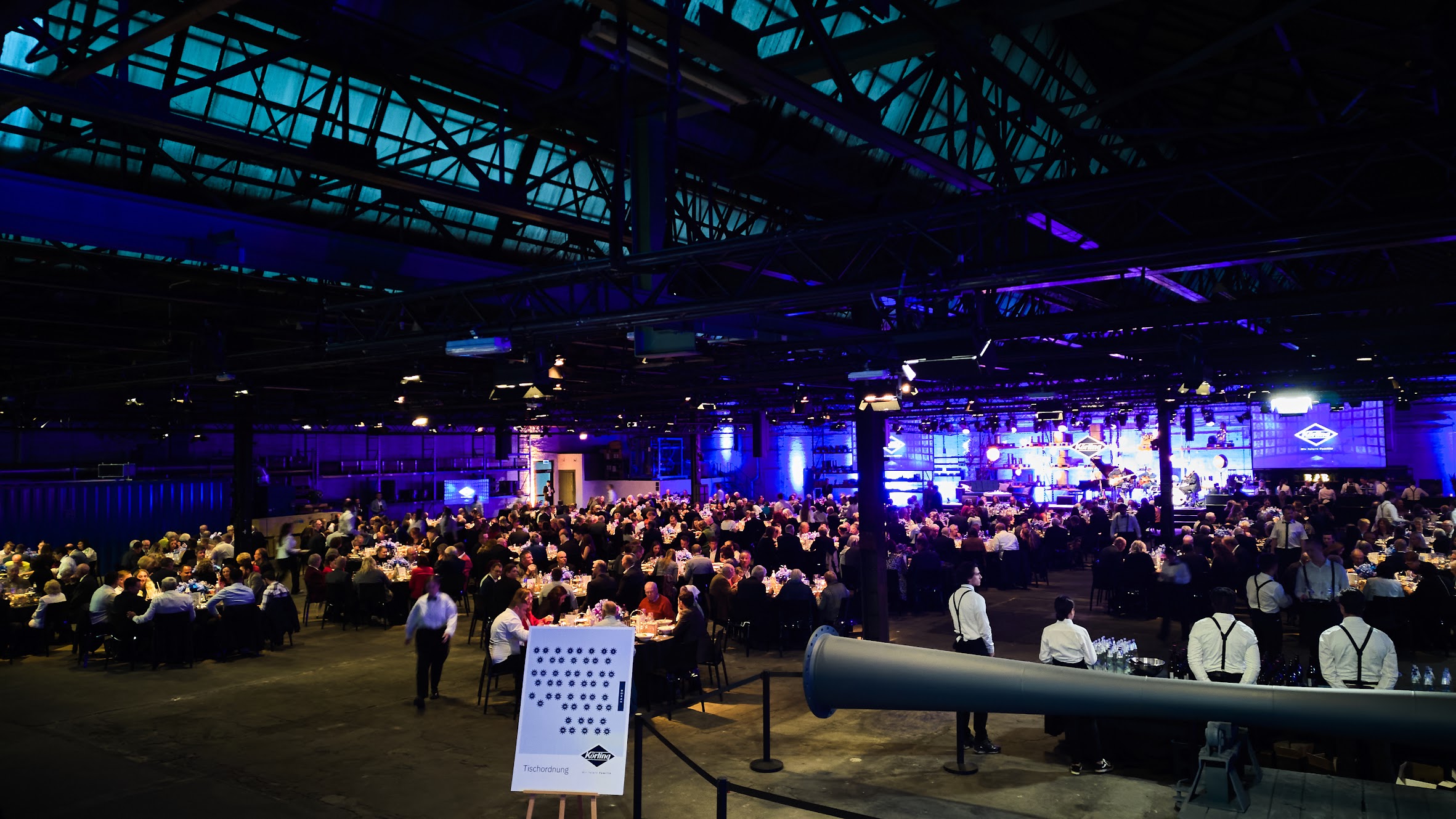 Jubiläumsveranstaltung mit allen Mitarbeiterinnen und MItarbeitern in der eigenen Fertigung